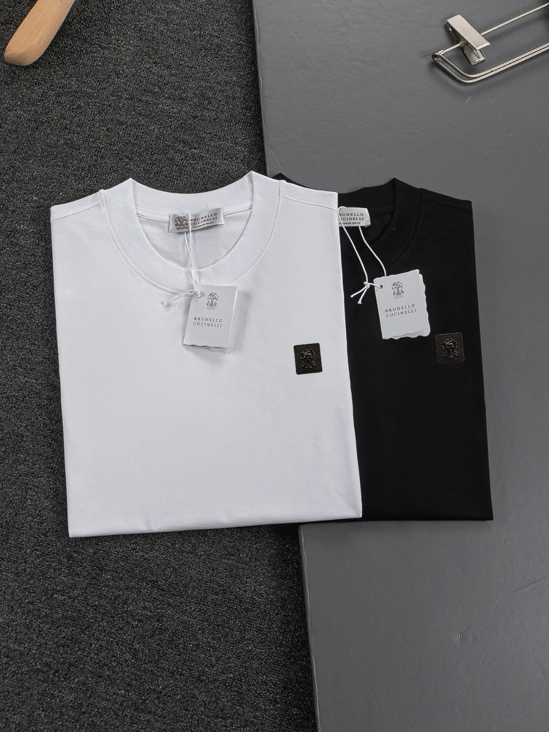BRUNELLO CUCINELLI Brunello Cucinelli counter Same Style round neck short-sleeved T-shirt customized cotton fabric! Designed with brand logo leather tag! Strong three-dimensional effect! The overall highly breathable and soft texture is more prominent, and the full cotton texture induces extreme comfort. A must-have item for Premium people, complete with original accessories and accessories! Same Style for men and women! Color: Black White Size: S-xx L